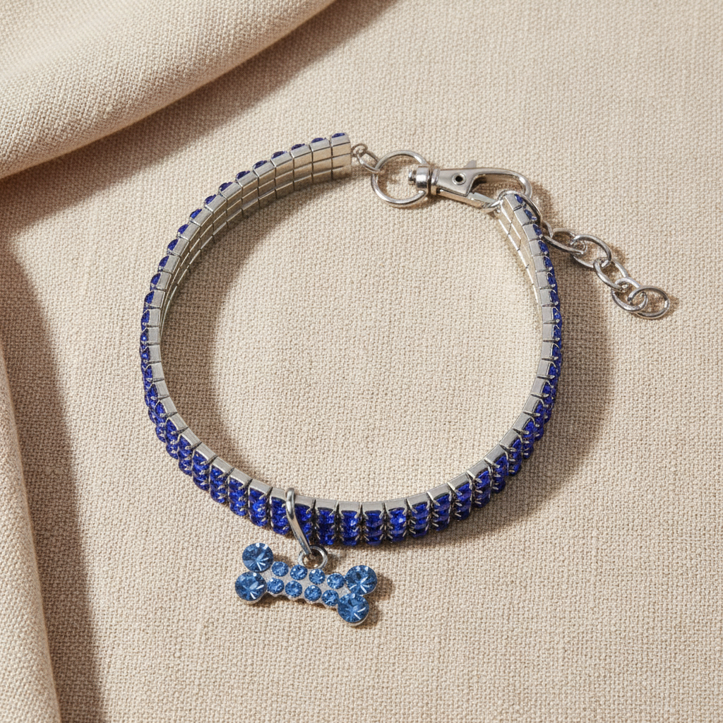Lay flat — Le Collier Cristal Bleu fond beige