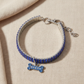 Lay flat — Le Collier Cristal Bleu fond beige
