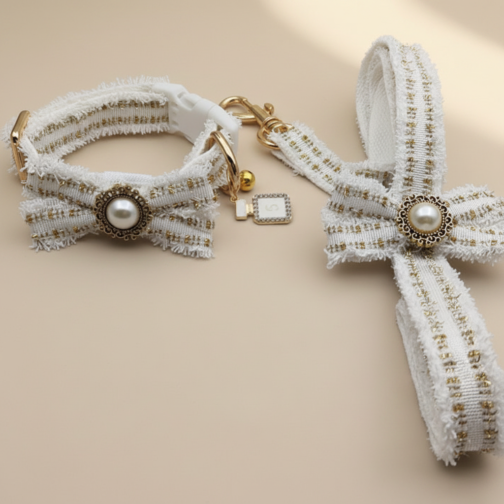Lay flat — Le Set Cambon blanc & or fond Duchesse